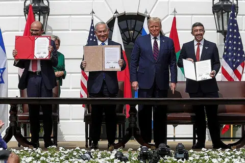 PULIH HUBUNGAN: Di depan ratusan hadirin di laman Rumah Putih, (dari kiri) Menteri Luar Bahrain, Encik Abdullatif Al Zayani; Perdana Menteri Israel, Encik Benjamin Netanyahu; Presiden Donald Trump; dan, Menteri Luar UAE, Sheikh Abdullah bin Zayed al-Nahyan, menandatangani perjanjian bagi menjalin hubungan. - Foto REUTERS