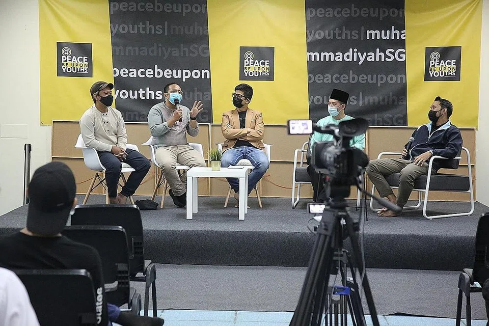 SESI BENGKEL: Foto ini dirakam daripada sesi bengkel, Boys Meet NS 2 Workshop, sebuah bengkel untuk belia Muslim berkenaan Perkhidmatan Negara anjuran Persatuan Muhammadiyah, yang diadakan secara hibrid (alam maya) dan fizikal. Tahun ini, acara tahunan kedua persatuan ini melihat jumah peserta berganda, dengan hampir 80 peratus penyertaan secara online melalui Zoom. - Foto-foto PERSATUAN MUHAMMADIYAH