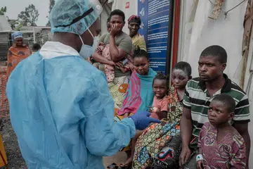 Pesakit mendengar nasihat doktor di luar bilik konsultasi pusat rawatan mpox di Hospital Rujukan Besar Nyiragongo, utara Goma, Republik Congo pada 17 Ogos 2024.