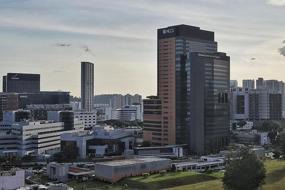 PELANCARAN BANGUNAN BARU: Timbalan Ketua Pegawai Eksekutif (CEO)(Klinikal), Profesor Lim Soon Thye; CEO Kumpulan, SingHealth, Profesor Ivy Ng; Timbalan Perdana Menteri, Encik Lawrence Wong; Pengerusi, SingHealth, Encik Cheng Wai Keung; CEO NCCS, Profesor William Hwang; dan Timbalan CEO (Penyelidikan) NCCS, Profesor Teh Bin Tean, merasmikan pelancaran bangunan baru NCCS (gambar atas) pada 18 Mei 2023. - Foto-Foto ST