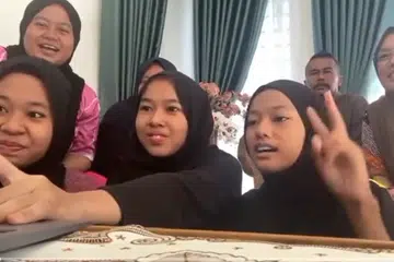 Alia Mayasarah, 18 tahun (tengah) teruja mendapat keputusan cemerlang semasa dikelilingi keluarganya. 