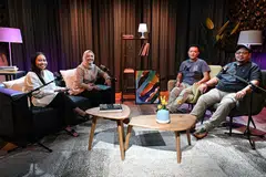 (Dari kanan) Pengurus Boon Lay Power Nasi Lemak, Encik Muhammad Farhan Hamzah dan penjaja generasi kedua, Izah Rahman Corner, Encik Affandi Abdul Rahman berkongsi bagaimana mereka menggabungkan warisan tradisional dan daya inovasi untuk menawrkan hidangan yang lebih lazat di gerai mereka dalam satu episod NoTapis, siri podcast Berita Harian bersama penerbit podcast, Cik Natasha Mustafa dan wartawan, Cik Nur Syuhrah Hassan.