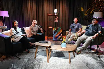 (Dari kanan) Pengurus Boon Lay Power Nasi Lemak, Encik Muhammad Farhan Hamzah dan penjaja generasi kedua, Izah Rahman Corner, Encik Affandi Abdul Rahman berkongsi bagaimana mereka menggabungkan warisan tradisional dan daya inovasi untuk menawrkan hidangan yang lebih lazat di gerai mereka dalam satu episod NoTapis, siri podcast Berita Harian bersama penerbit podcast, Cik Natasha Mustafa dan wartawan, Cik Nur Syuhrah Hassan.
