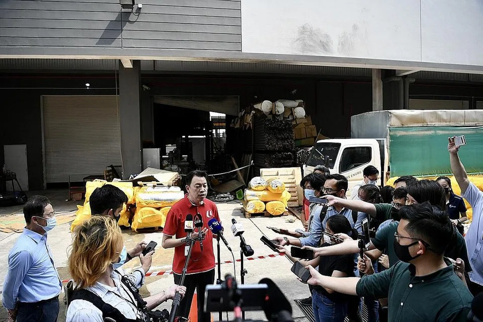 BANTUAN DIHULUR: Encik Melvin Yong berkata NTUC sedang bekerjasama dengan Pusat Pekerja Asing Kesatuan Pekerja Binaan Bangunan dan Perusahaan Balak untuk menghulurkan bantuan kepada mangsa kebakaran di Tuas, yang berlaku kelmarin. - Foto BH oleh DESMOND FOO