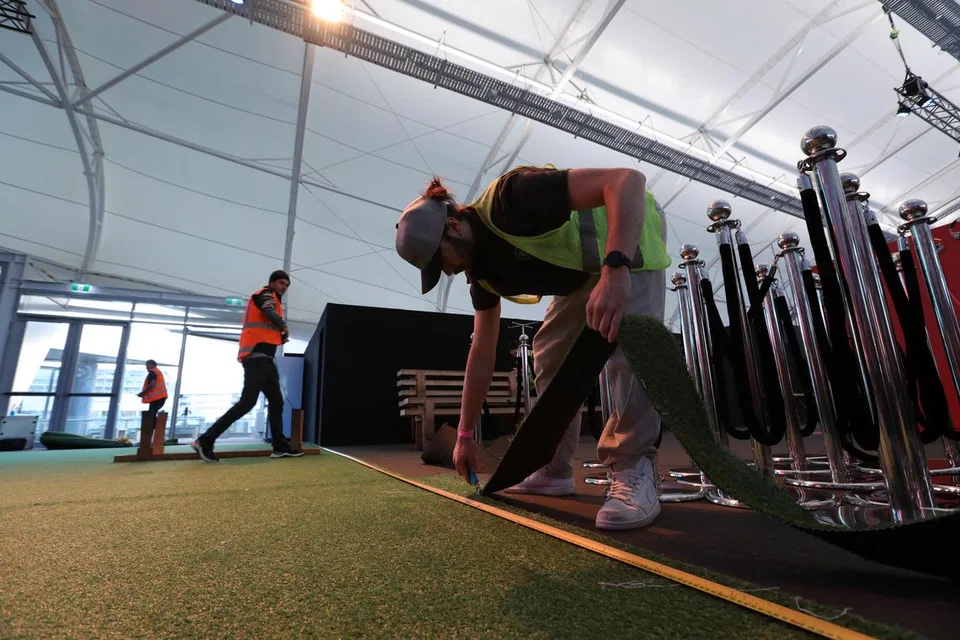 PERSIAPAN TERAKHIR: Pekerja Sam Robertson memotong rumput perhiasan yang disediakan di Pesta Penyokong Fifa di Auckland, New Zealand. Acara itu diadakan sempena Piala Dunia Wanita Fifa 2023. 