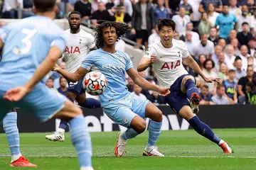 BUAT KEJUTAN: Penyerang Tottenham Hotspur, Son Heung-Min (kanan) menjaringkan gol tunggal pasukannya ketika menewaskan Manchester City. - Foto AFP