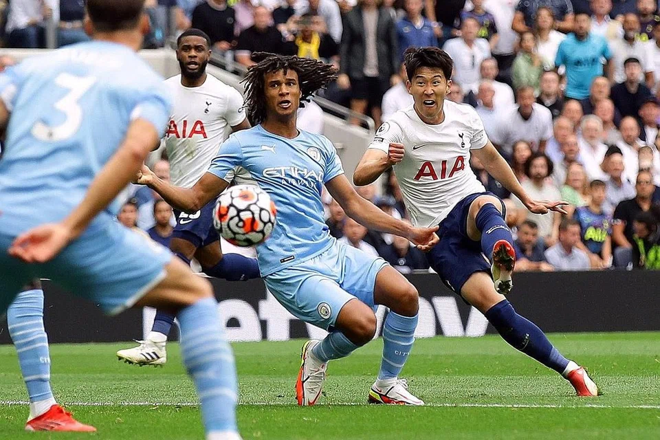 BUAT KEJUTAN: Penyerang Tottenham Hotspur, Son Heung-Min (kanan) menjaringkan gol tunggal pasukannya ketika menewaskan Manchester City. - Foto AFP