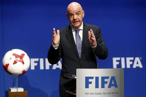 Presiden Fifa, Encik Gianni Infantino, bercakap dalam satu sidang media selepas mesyuarat badan bola sepak dunia itu di Zurich, Switzerland, pada 10 Jan 2017. 