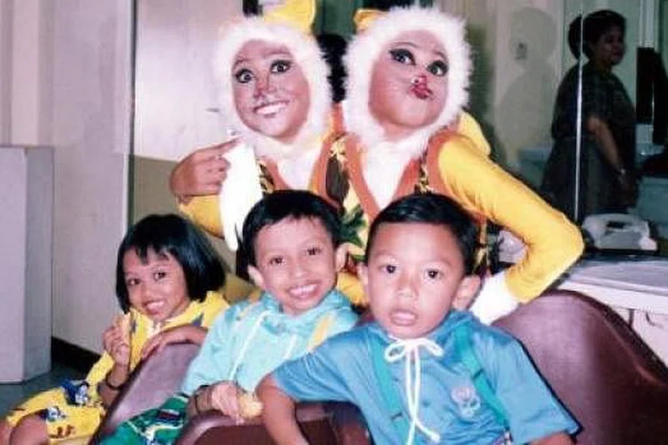 COMEL SUNGGUH: Idafi (depan, kanan sekali) semasa muncul bersama kanak-kanak lain dalam rancangan Mat Yoyo pada awal '90-an. - Foto MOHAMMAD IDAFI TUMARI 