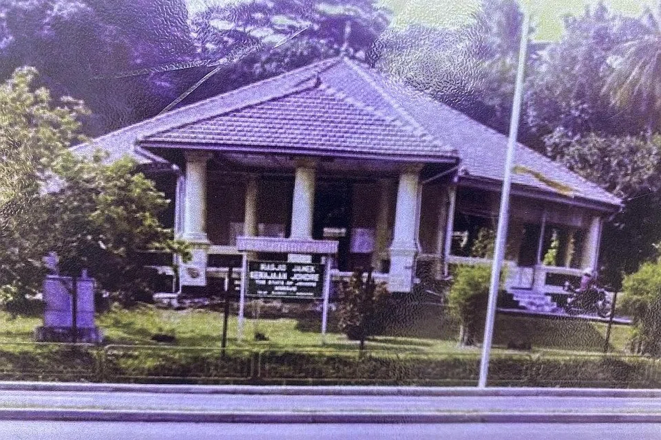 GAMBAR LAMA: Gambar Masjid Temenggong Daeng Ibrahim Telok Blangah yang dirakam pada 1985 ini ada menunjukkan sebatang tiang asal balairung lama (tiang putih paling kanan). Tiang tersebut masih terdapat di dalam masjid tersebut yang telah menjalani kerja-kerja peluasan sejak itu. - Foto SARAFIAN SALLEH