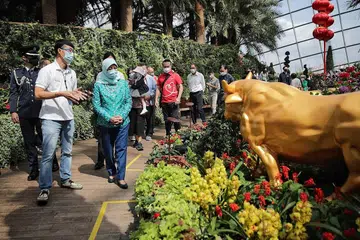 KUNJUNGI TAMAN: Puan Halimah (baju hijau) mengadakan lawatan ke Gardens by the Bay . - Foto BH oleh GIN TAY