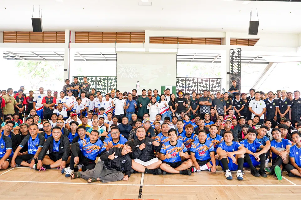 Gambar berkumpulan semua pasukan sepak takraw yang berganding bahu mengumpulkan dana bagi menyokong perkhidmatan pendidikan dan rumah kebajikan Pertapis, dari 24 hingga 25 Oktober di Wisma Geylang Serai.