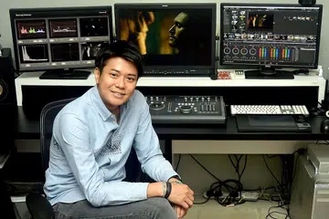 PEWARNA DIGITAL: Pemilik bersama Gravitate, Encik Azman Mohamed, berpengalaman dalam pelbagai khidmat pascapenerbitan termasuk menilai dan memperkasa warna bagi iklan televisyen, filem dan video muzik. - Foto KHALID BABA