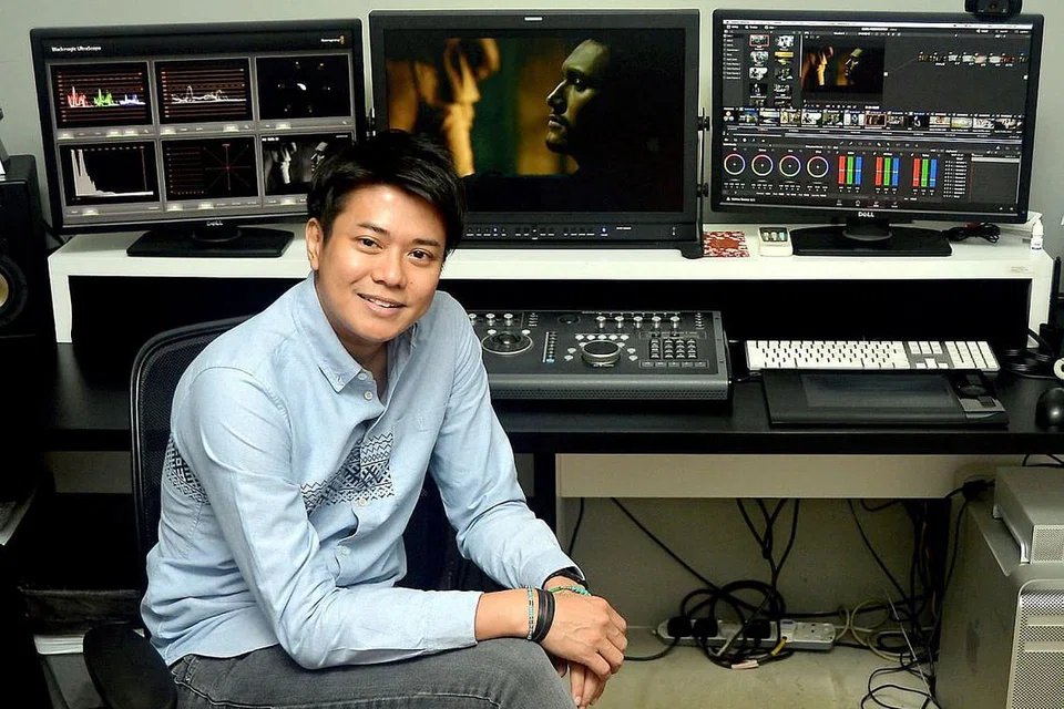 PEWARNA DIGITAL: Pemilik bersama Gravitate, Encik Azman Mohamed, berpengalaman dalam pelbagai khidmat pascapenerbitan termasuk menilai dan memperkasa warna bagi iklan televisyen, filem dan video muzik. - Foto KHALID BABA