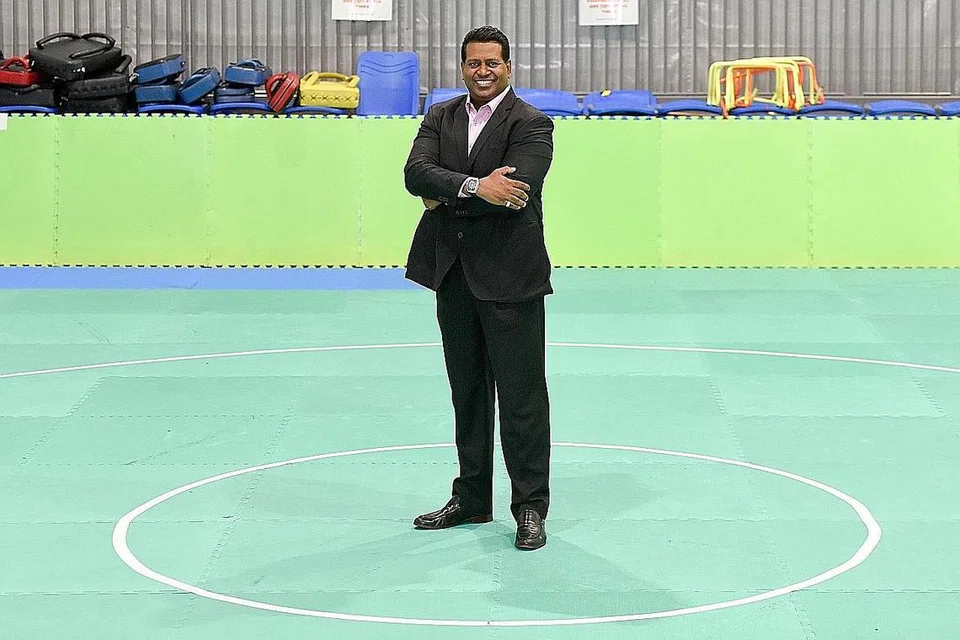 GAGAHI LALUAN MENCABAR: Sheik Alau'ddin gembira para pesilatnya kini berpeluang berlatih dengan selesa di dewan yang lengkap dengan peralatan. Di bawah kepimpinannya itu, silat meneruskan tradisi cemerlang melahirkan beberapa jaguh dunia. - Foto BM oleh SYAZA NISRINA