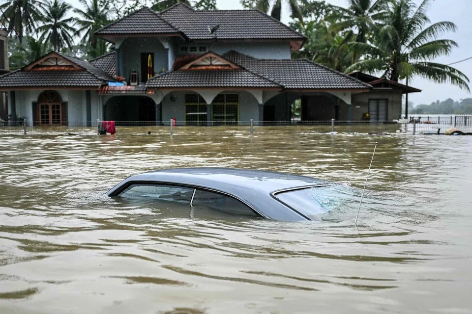 Sebuah kereta tenggelam di Kelantan pada 30 November susulan banjir dek hujan lebat selama beberapa hari berturut-turut.