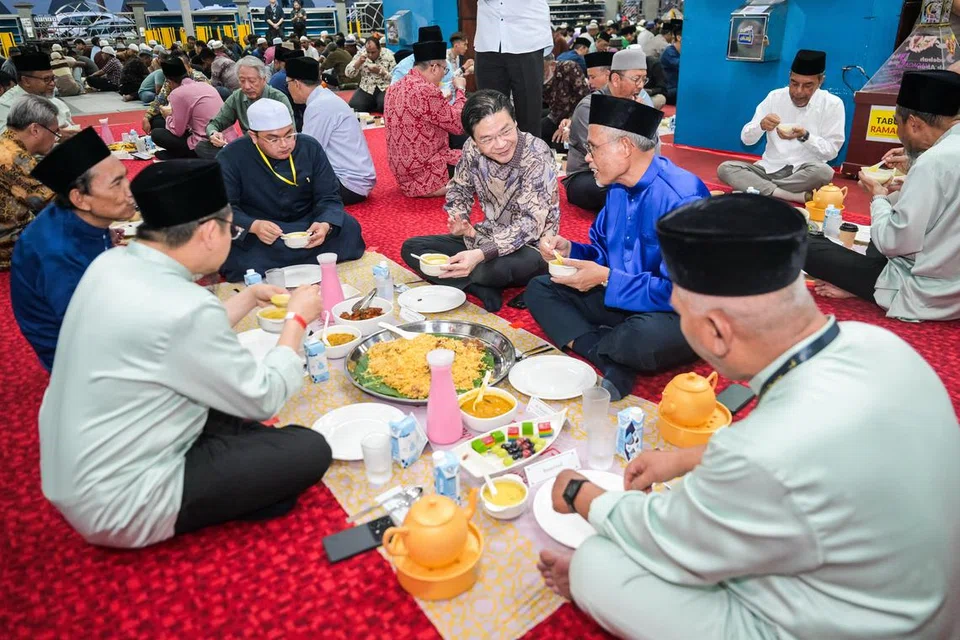 Perdana Menteri, Encik Lawrence Wong (tiga dari kanan) menghadiri acara berbuka puasa di Masjid Al-Istighfar pada 4 Mac. Beliau diiringi Menteri Bertanggungjawab bagi Ehwal Masyarakat Islam, Encik Masagos Zulkifli Masagos Mohamad (dua dari kanan) dan Presiden Majlis Ugama Islam Singapura (Muis), Encik Saat Abdul Rahman (kiri).