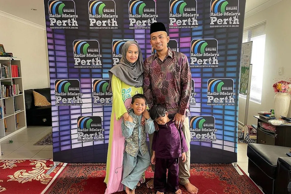 TERAJU MAWA DAN RADIO MELAYU PERTH: Encik Ahmad Fauzi Abdullah, Presiden Persatuan Melayu Australia Barat, yang juga penerbit dan DJ Radio Melayu Perth (RMP), bersama isteri dan dua anaknya. RMP merupakan satu-satunya siaran radio berbahasa Melayu di Australia Barat dan telah beroperasi sejak 30 Disember 1990. RMP turut bertindak sebagai saluran media bagi MAWA. - Foto ihsan ENCIK AHMAD FAUZI ABDULLAH