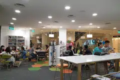 PUSAT SEHENTI: Pelajar yang ingin belajar di luar negara boleh mendapatkan khidmat daripada pusat IDP Singapore yang terletak di bangunan The Cathay. - Foto IDP SINGAPORE