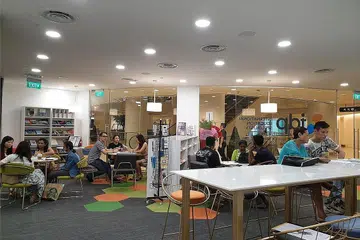 PUSAT SEHENTI: Pelajar yang ingin belajar di luar negara boleh mendapatkan khidmat daripada pusat IDP Singapore yang terletak di bangunan The Cathay. - Foto IDP SINGAPORE