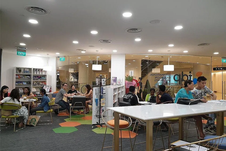 PUSAT SEHENTI: Pelajar yang ingin belajar di luar negara boleh mendapatkan khidmat daripada pusat IDP Singapore yang terletak di bangunan The Cathay. - Foto IDP SINGAPORE
