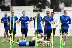 TINGKAT KECERGASAN: Pemain Iceland menjalani sesi latihan di Stadium Olimp di Kabardinka pada 17 Jun lalu. Pasukan dari negara paling kecil itu menarik perhatian dunia selepas berjaya mencatat keputusan seri 1-1 dengan Argentina dalam perlawanan pembukaan mereka pada Sabtu lalu. - Foto AFP