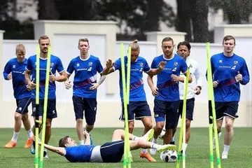 TINGKAT KECERGASAN: Pemain Iceland menjalani sesi latihan di Stadium Olimp di Kabardinka pada 17 Jun lalu. Pasukan dari negara paling kecil itu menarik perhatian dunia selepas berjaya mencatat keputusan seri 1-1 dengan Argentina dalam perlawanan pembukaan mereka pada Sabtu lalu. - Foto AFP