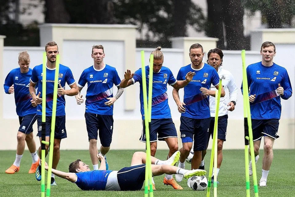 TINGKAT KECERGASAN: Pemain Iceland menjalani sesi latihan di Stadium Olimp di Kabardinka pada 17 Jun lalu. Pasukan dari negara paling kecil itu menarik perhatian dunia selepas berjaya mencatat keputusan seri 1-1 dengan Argentina dalam perlawanan pembukaan mereka pada Sabtu lalu. - Foto AFP