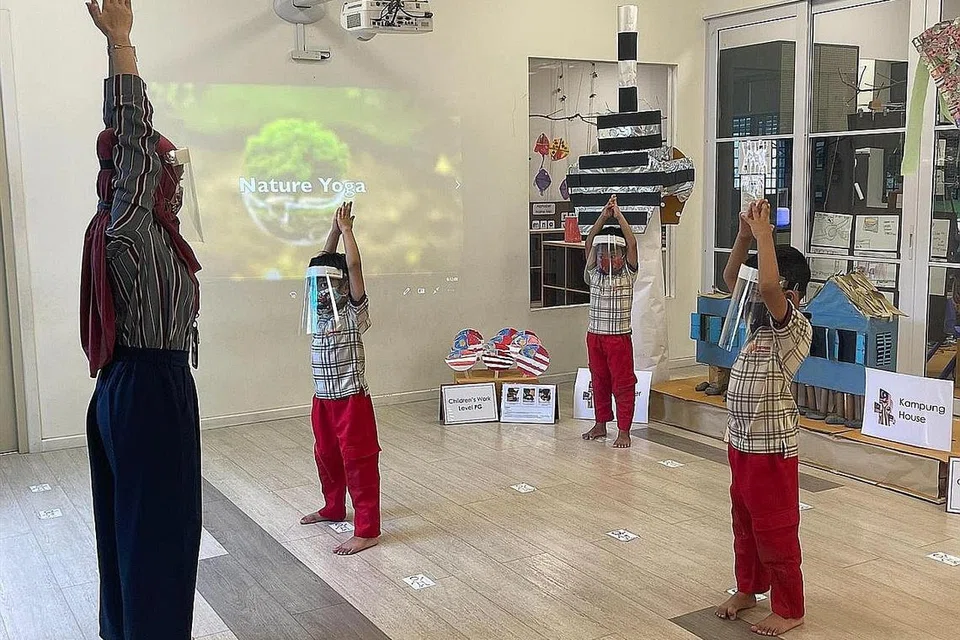 SENAMAN DENGAN SELAMAT: Walaupun kegiatan di sekolah harus dijalankan dalam jumlah kecil, namun kegiatan seperti yoga diteruskan di prasekolah PPIS, agar anak-anak terus sihat. - Foto PPIS 