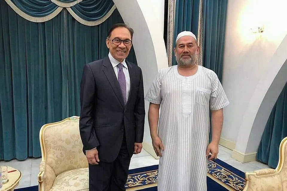 ADAKAN PERBINCANGAN: Datuk Seri Anwar telah mengadakan perbincangan dengan Yang di-Pertuan Agong mengenai perlantikan Encik Tommy Thomas. - Foto TWITTER 