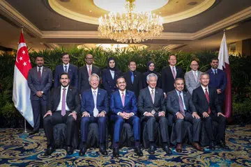 TEROKA KERJASAMA BARU: Perdana Menteri, Encik Lee Hsien Loong (depan, tiga dari kanan) berkata Singapura dan Qatar perlu meneroka bidang kerjasama baru dalam persekitaran sejagat yang dinamik. Turut menghadiri acara di Hotel Shangri-La itu ialah Menteri Kanan, Encik Teo Chee Hean (depan, dua dari kiri);  Menteri Ehwal Luar, Dr Vivian Balakrishnan (depan, kanan); Menteri Kedua (Ehwal Luar merangkap Pendidikan), Dr Mohamad Maliki Osman (belakang, lima dari kiri); dan Menteri Kedua Perdagangan dan Perusahaan, Dr Tan See Leng (belakang, tiga dari kanan). 