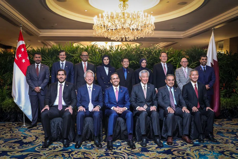 TEROKA KERJASAMA BARU: Perdana Menteri, Encik Lee Hsien Loong (depan, tiga dari kanan) berkata Singapura dan Qatar perlu meneroka bidang kerjasama baru dalam persekitaran sejagat yang dinamik. Turut menghadiri acara di Hotel Shangri-La itu ialah Menteri Kanan, Encik Teo Chee Hean (depan, dua dari kiri);  Menteri Ehwal Luar, Dr Vivian Balakrishnan (depan, kanan); Menteri Kedua (Ehwal Luar merangkap Pendidikan), Dr Mohamad Maliki Osman (belakang, lima dari kiri); dan Menteri Kedua Perdagangan dan Perusahaan, Dr Tan See Leng (belakang, tiga dari kanan). 