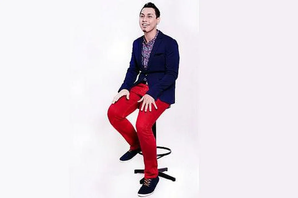 MAMAT BORA: Menurut beliau keadaan jadi kecoh apabila pelawak Malaysia tidak faham istilah 'bedek' yang lazim digunakan oleh pelawak Singapura dalam rancangan lawak 'Super Spontan Upsize'. - Foto IHSAN MAMAT BORA