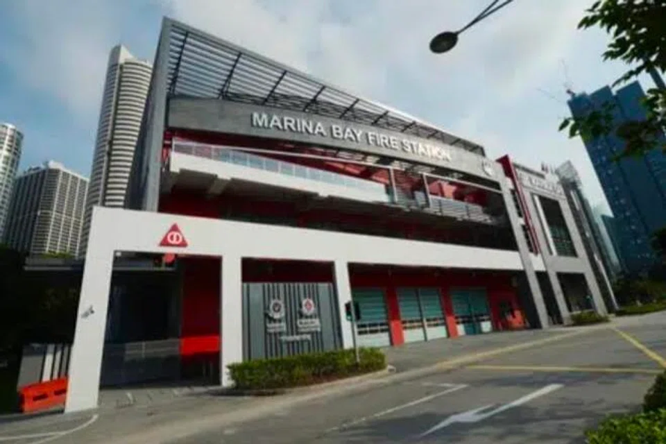 Para pegawai Pasukan Pertahanan Awam Singapura (SCDF) memberikan bantuan pernafasan (CPR) kepada Lans Koperal Muhammad Nur Ilham Mohammed Iswadi selepas beliau ditemui tidak sedarkan diri di Balai Bomba Marina Bay.
