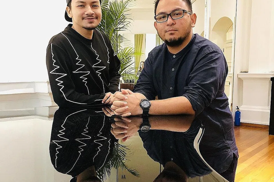 PENGALAMAN BARU: Sedang pengarah televisyen dan filem, M. Raihan Halim (kanan) tidak pernah melibatkan diri dalam teater, pelakon Norman Ishak pula diuji dengan cabaran bermonolog dalam pementasan 'Samping' yang dipadankan daripada cerpen 'The Mistake' tulisan Cyril Wong. - Foto BH oleh HARYANI ISMAIL