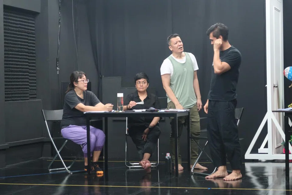 Barisan pelakon dalam pementasan ‘Geng Rebut Cabinet’, (dari kiri) Serene Chan, Farah Ong, Sani Hussin dan Fir Rahman dirakam semasa salah satu sesi latihan sebelum tayangannya pada 5 hingga 15 September di The Ngee Ann Kongsi Theatre, Wild Rice @ Funan.