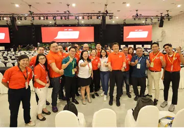 Setiausaha Agung NTUC, Encik Ng Chee Meng (enam dari kanan) bergambar bersama para wakil Persatuan Kerja Platform di Persidangan Perwakilan Biasa (ODC)  2025.