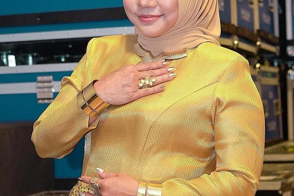 NORANIZA IDRIS: Apabila warganet mempersoal pemilihan Noraniza sebagai peserta yang kerap berada di tiga tangga teratas pertandingan, juri tetap Datuk Ramli MS berkata Ratu Irama Ethnik ini konsisten dan kurang buat silap lantas tidak banyak markah dipotong. - Foto NEON PIXEL