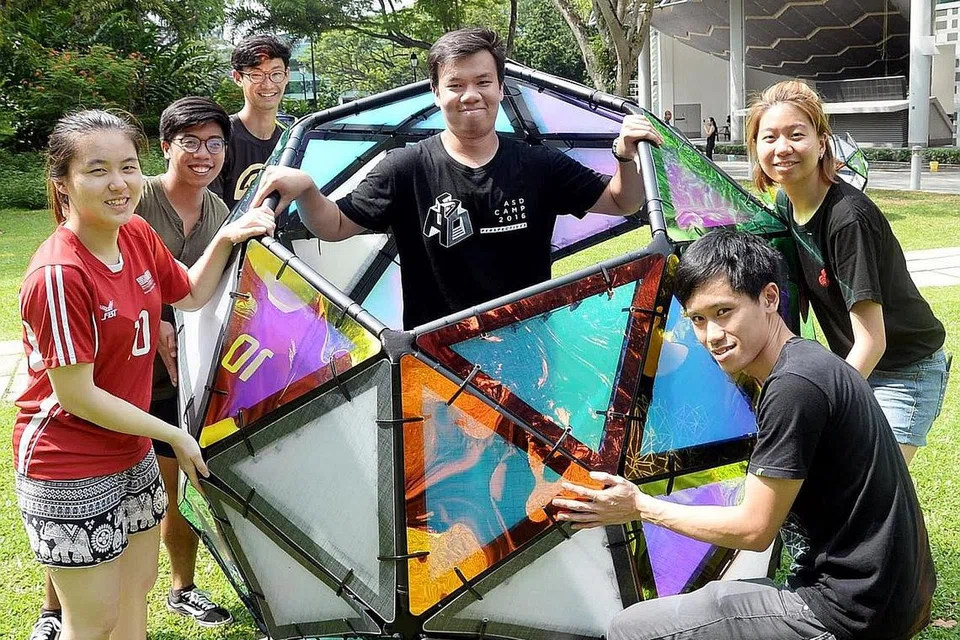 KERANGKA MEMORI: Pelajar SUTD, (dari kiri) Cik Tan Wan Ting, Encik Patrick Khoo, Encik Daniel Yong Kaijie, Encik Muhammad Syahid Mustapa, Encik Lai Jun Kang dan Cik Kerine Kua Xuan Lin, bergambar bersama salah satu daripada 10 kerangka 'Tessellations of Time' di pekarangan Muzium Negara Singapura. Mereka antara 10 pelajar SUTD yang terlibat dalam projek ini. - Foto JOHARI RAHMAT