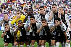 PROTES: Pemain Jerman menutup mulut ketika sesi bergambar sebelum memulakan perlawanan menentang Jepun di Stadium Antarabangsa Khalifa. - Foto AFP