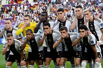 PROTES: Pemain Jerman menutup mulut ketika sesi bergambar sebelum memulakan perlawanan menentang Jepun di Stadium Antarabangsa Khalifa. - Foto AFP
