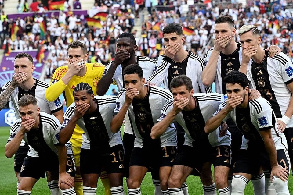 PROTES: Pemain Jerman menutup mulut ketika sesi bergambar sebelum memulakan perlawanan menentang Jepun di Stadium Antarabangsa Khalifa. - Foto AFP