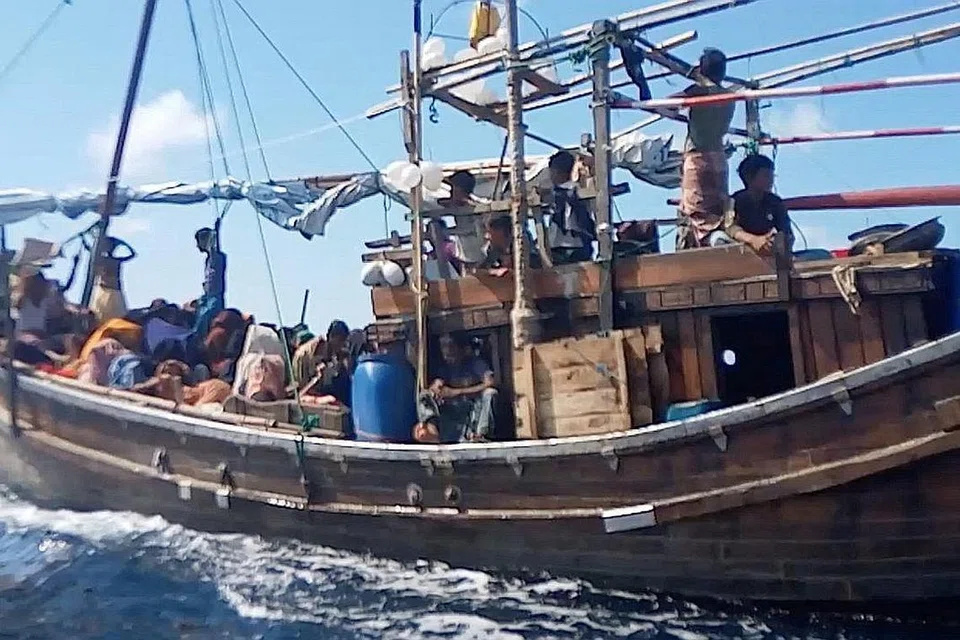 HARUNGI LAUT: Pada Disember lalu, bot yang membawa lebih 100 orang Rohingya tiba di Bireun, Aceh, selepas hanyut sekian lama di laut sebelum pemerintah Indonesia akhirnya membenarkan mereka mendarat. - Foto REUTERS 