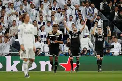 DISINGKIRKAN: Penyokong Real Madrid melihat dengan sugul Hakim Ziyech (dua dari kanan) meraikan gol pertama Ajax semalam. Kemenangan agregat 5-3 bagi Ajax itu juga kuburkan harapan Real untuk menjulang trofi Liga Juara-Juara buat kali keempat berturut-turut. - Foto REUTERS