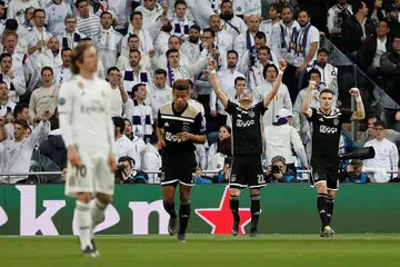 DISINGKIRKAN: Penyokong Real Madrid melihat dengan sugul Hakim Ziyech (dua dari kanan) meraikan gol pertama Ajax semalam. Kemenangan agregat 5-3 bagi Ajax itu juga kuburkan harapan Real untuk menjulang trofi Liga Juara-Juara buat kali keempat berturut-turut. - Foto REUTERS
