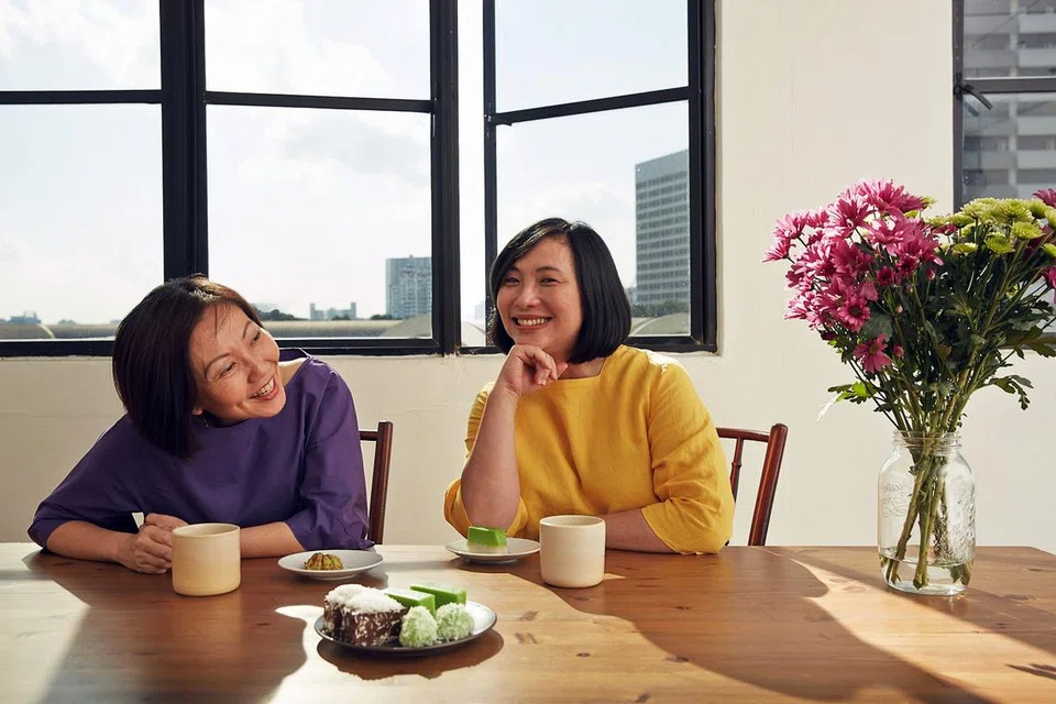 BERCERITA TENTANG IBU: Pelakon teater, (dari kiri) Noorlinah Mohamed dan Claire Wong, berkongsi pengalaman dan hubungan mereka dengan ibu masing-masing dalam satu pementasan berjudul Recalling Mother pada 24 hingga 27 Mac ini. - Foto CHECKPOINT THEATRE