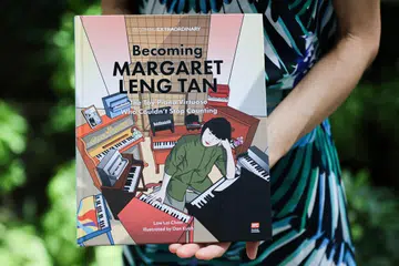 BIOGRAFI BERGAMBAR: Buku, ‘Becoming Margaret Leng Tan’, adalah buku biografi bergambar berdasarkan kehidupan pemain piano mainan warga Singapura terkenal yang berpangkalan di New York.