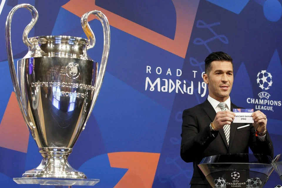 NASIB UNDIAN: Bekas bintang bola sepak Sepanyol dan Liverpool, Luis Garcia, yang merupakan duta bagi Liga Juara-Juara Eropah menunjukkan nama kelab bola sepak Perancis, Paris Saint-Germain, yang diundi di acara pengundian bagi pusingan 16 pasukan terakhir Liga Juara-Juara di ibu pejabat UEFA di Nyon, Switzerland, kelmarin. - Foto EPA-EFE