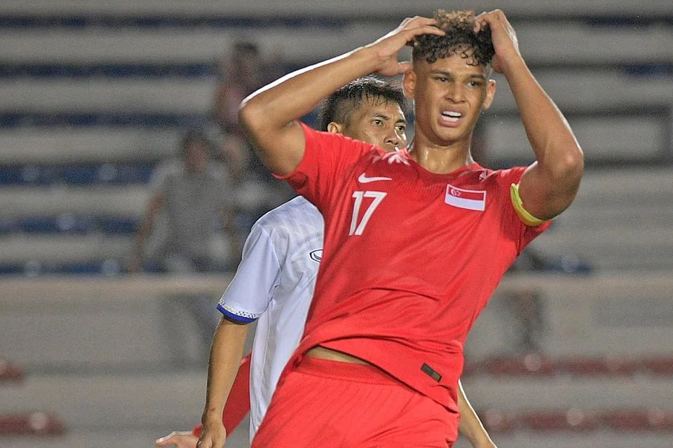 SESIA PELUANG: Reaksi Irfan selepas terlepas peluang menjaringkan gol di depan gawang dalam perlawanan pembukaan Sukan SEA antara Singapura dan Laos di Stadium Memorial Rizal kelmarin.
