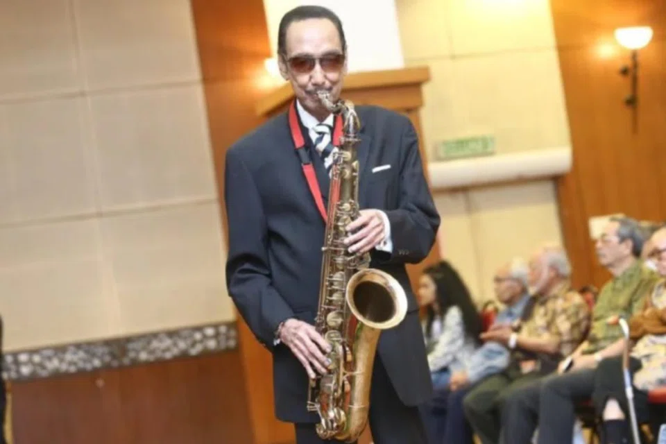 LAGU SAMPAI KE HATI: Tan Sri Datuk Seri Ahmad Nawab menerima ijazah kehormat Doktor Persuratan pada 2000.